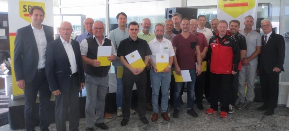 geehrte Mitarbeiter: Klaus Beck, Beisitzer SCG, erste Reihe 4. von links